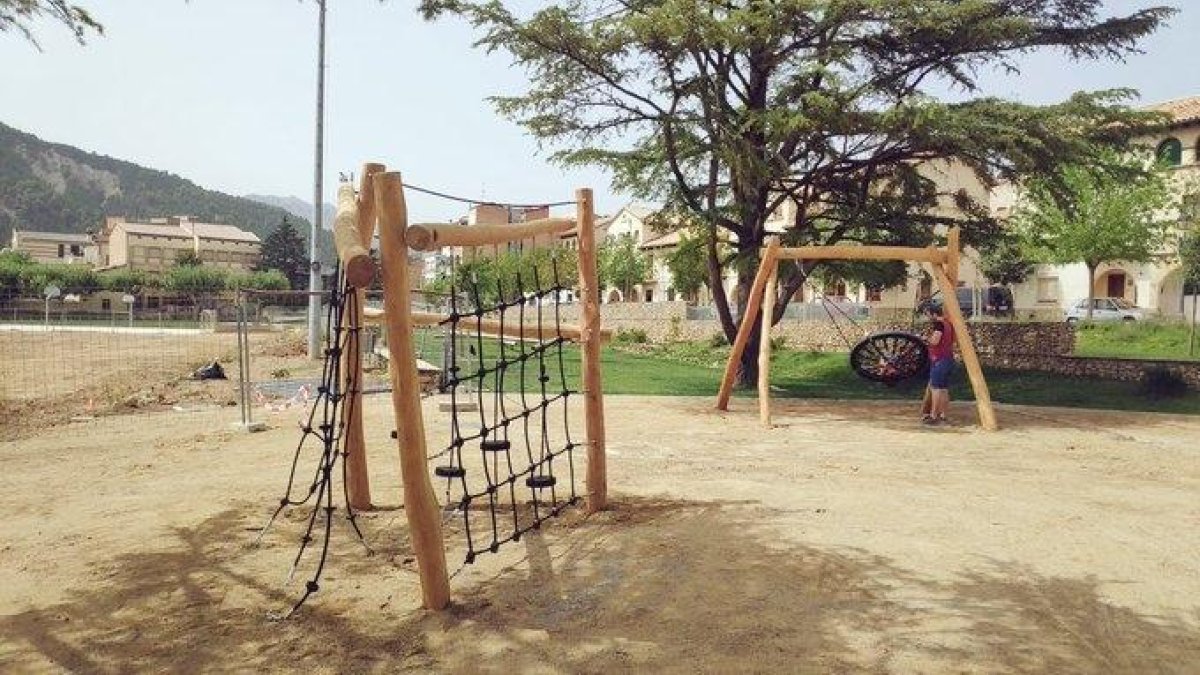 El parque infantil de La Pobla donde se han renovado juegos.