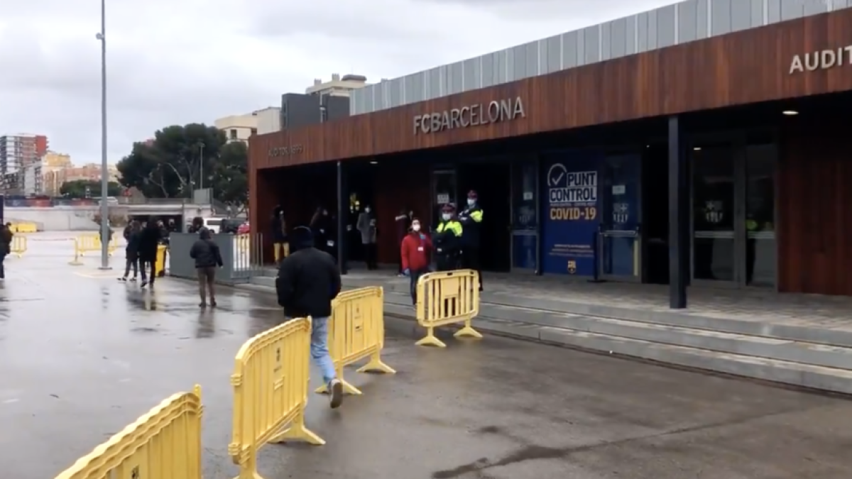 Varias personas esperan a las puertas del Camp Nou antes de entrar para votar este domingo en las elecciones catalanas