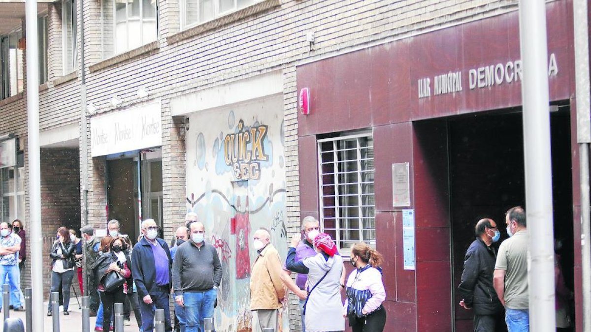 Usuarios del CAP de Rambla Ferran de Lleida hacen cola para vacunarse en la llar Democràcia.