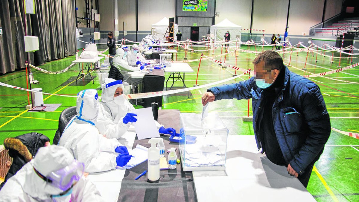 Votación en Tàrrega de un vecino sano en hora Covid