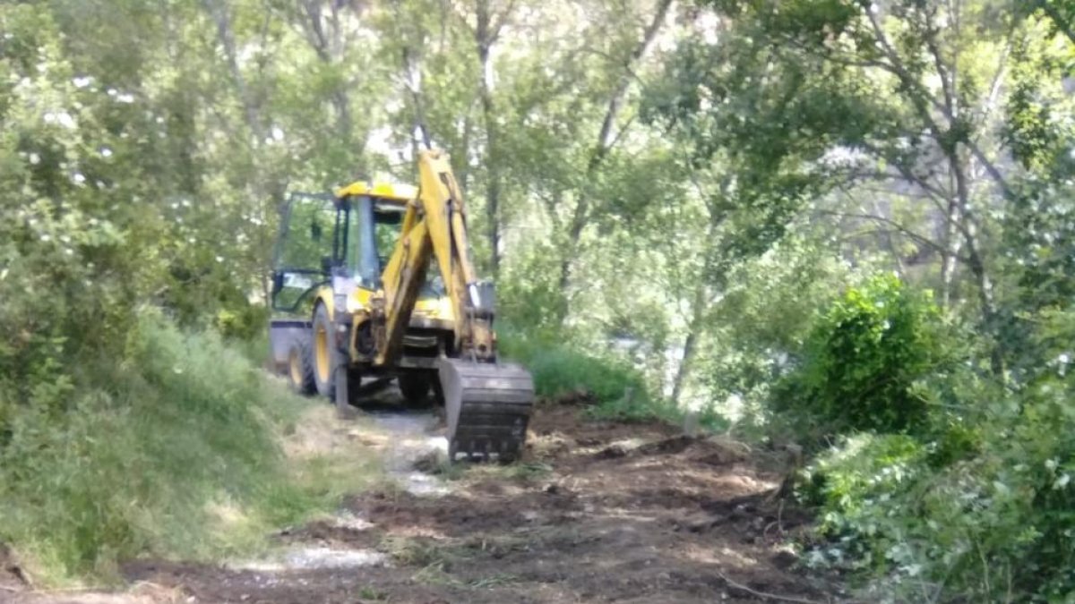 Les obres per fer transitable el camí que baixa a la zona de desembarcament de la Pobla de Segur.