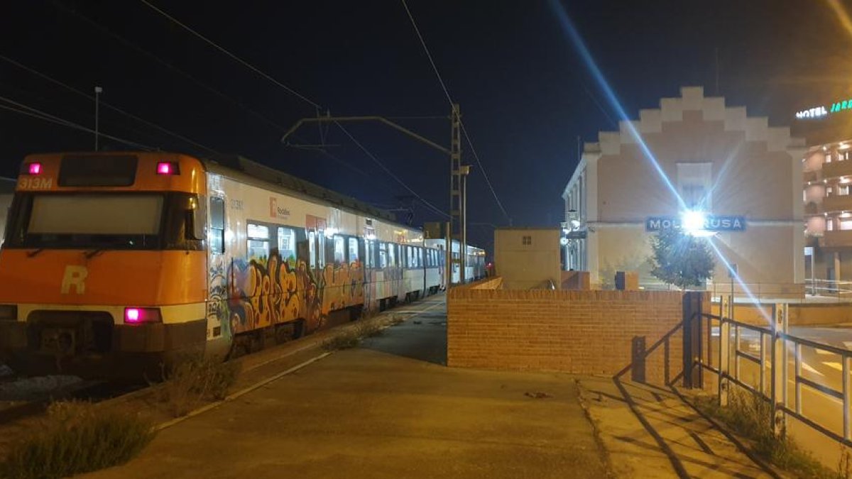 El tren averiado anoche en la estación de Mollerussa.