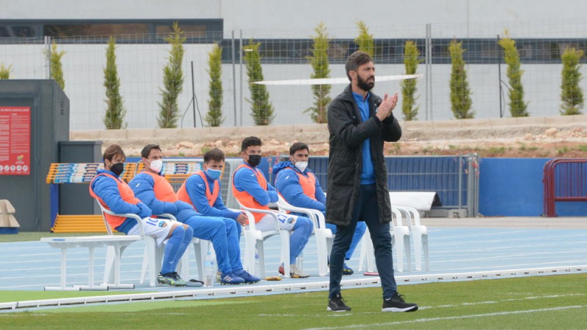 Molo dona instruccions al seu equip en el partit que el Lleida va jugar a la Nucia.