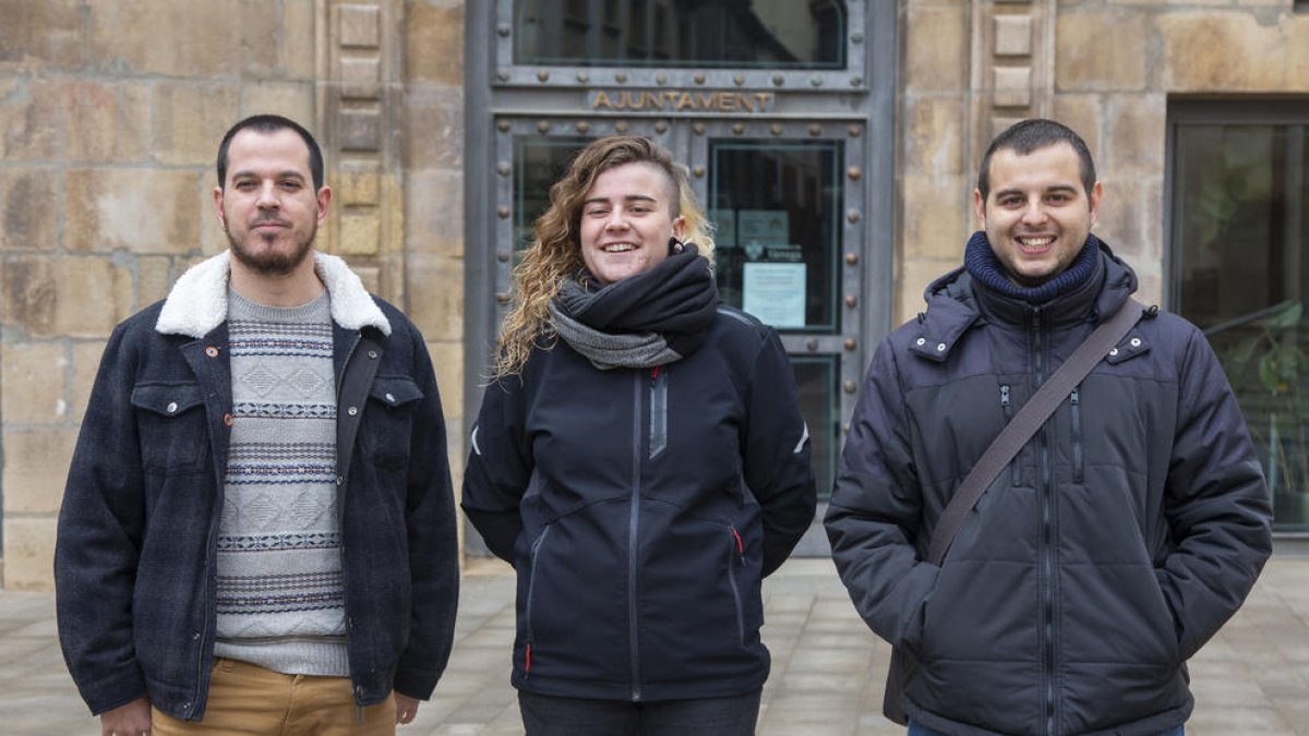 Laia Recasens, con los concejales Daniel Esqué y Carlos Vílchez.