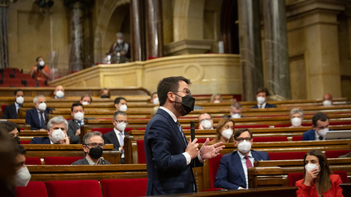 Salvador Illa, del PSC, i Meritxell Budó, de JxCat, observen Pere Aragonès ahir al Parlament.