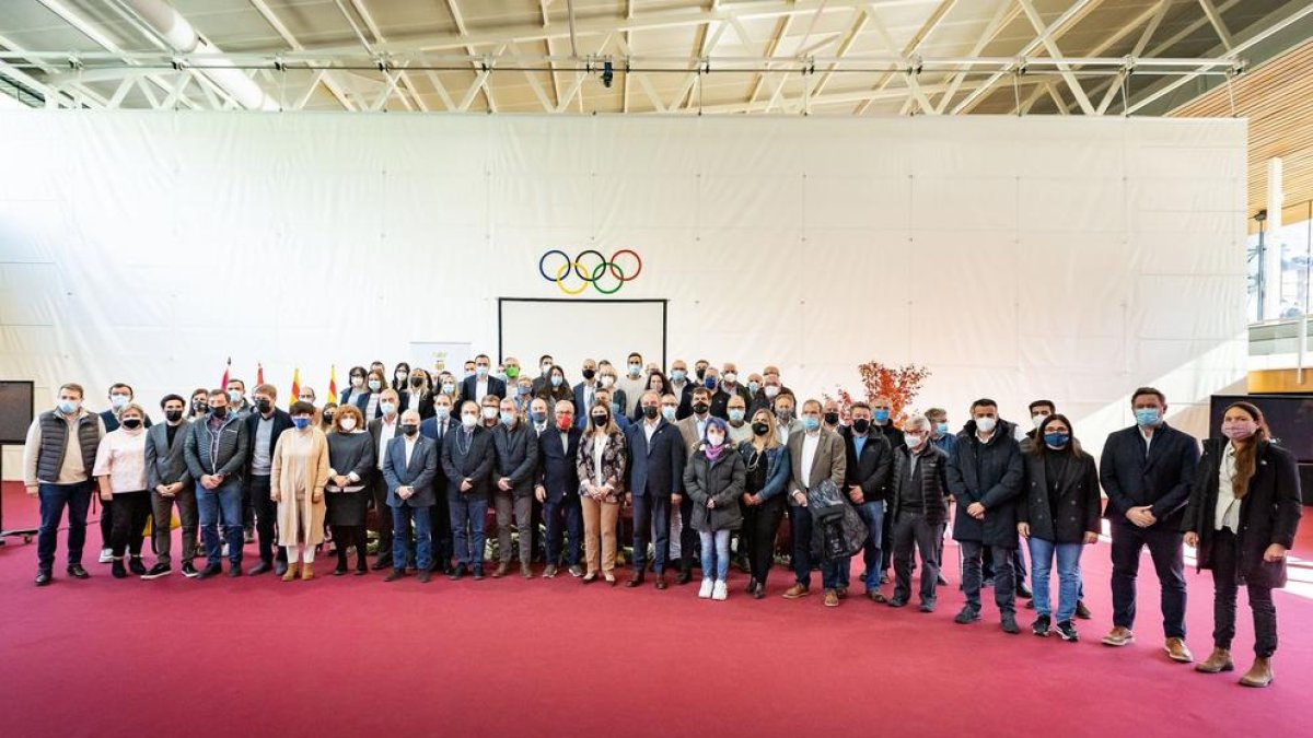 Foto de familia de las autoridades políticas de Lleida, Catalunya, Aragón y España, además del presidente del Comité Olímpico Español.