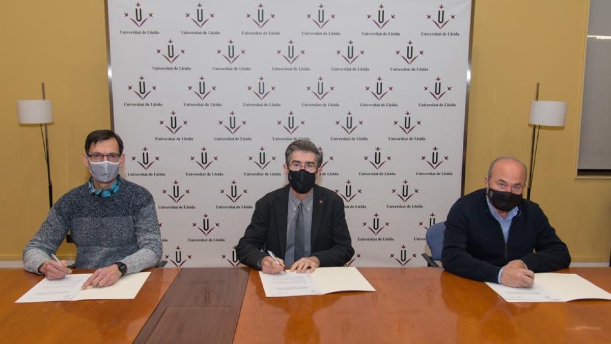 A la signatura del contracte han participat el president de la FCAC, Ramon Sarroca; el rector de la UdL, Jaume Puy, i el professor del departament de Matemàtica de la UdL Lluís Miquel Pla.