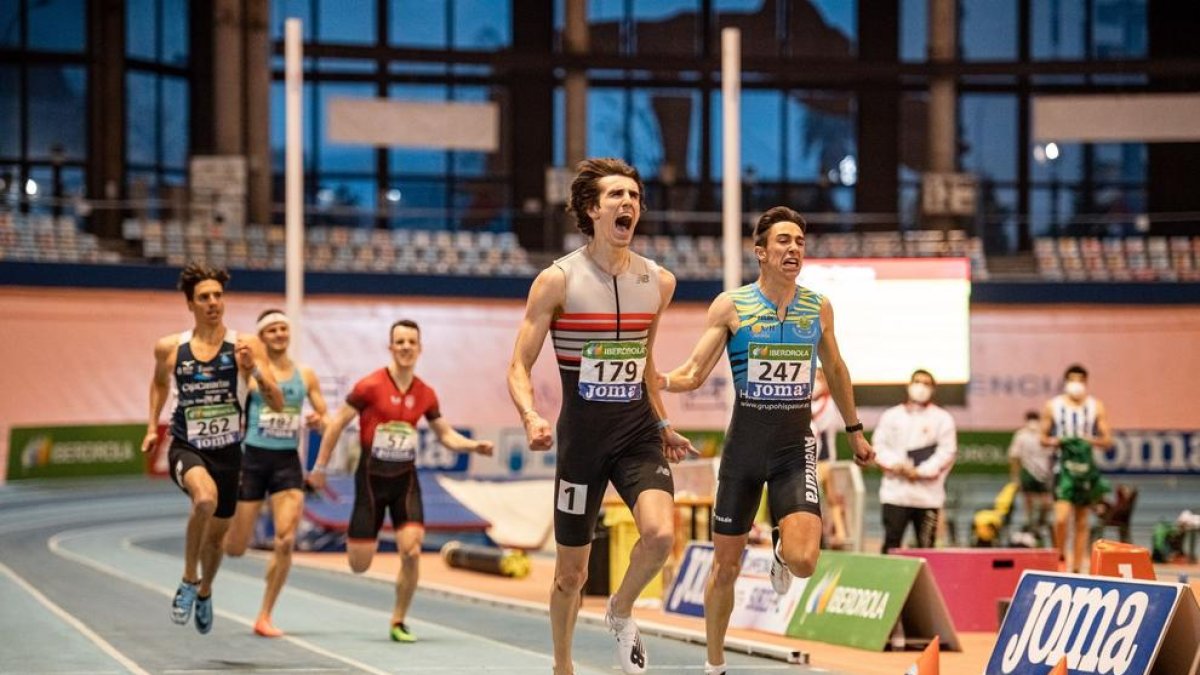 Bernat Erta, en el momento de cruzar la línea de meta como ganador de la prueba.