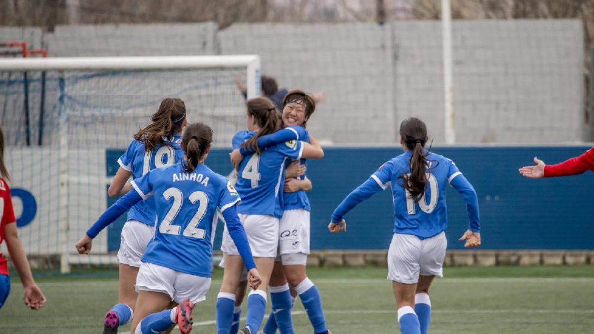 Hisui Haza es felicitada por sus compañeras tras marcar el gol que le daba el triunfo al AEM.