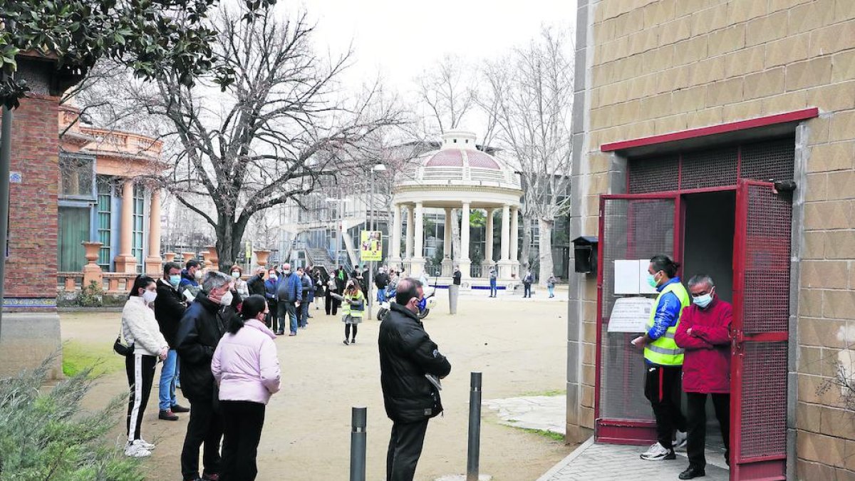 Una llarga cua de persones espera el seu torn per entrar a votar al pavelló Antorxa dels Camps Elisis, ahir al matí.