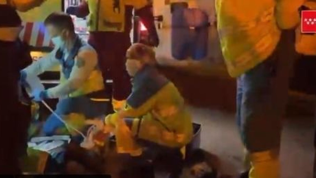 Los equipos médicos intentaron reanimar a la víctima en la calle.