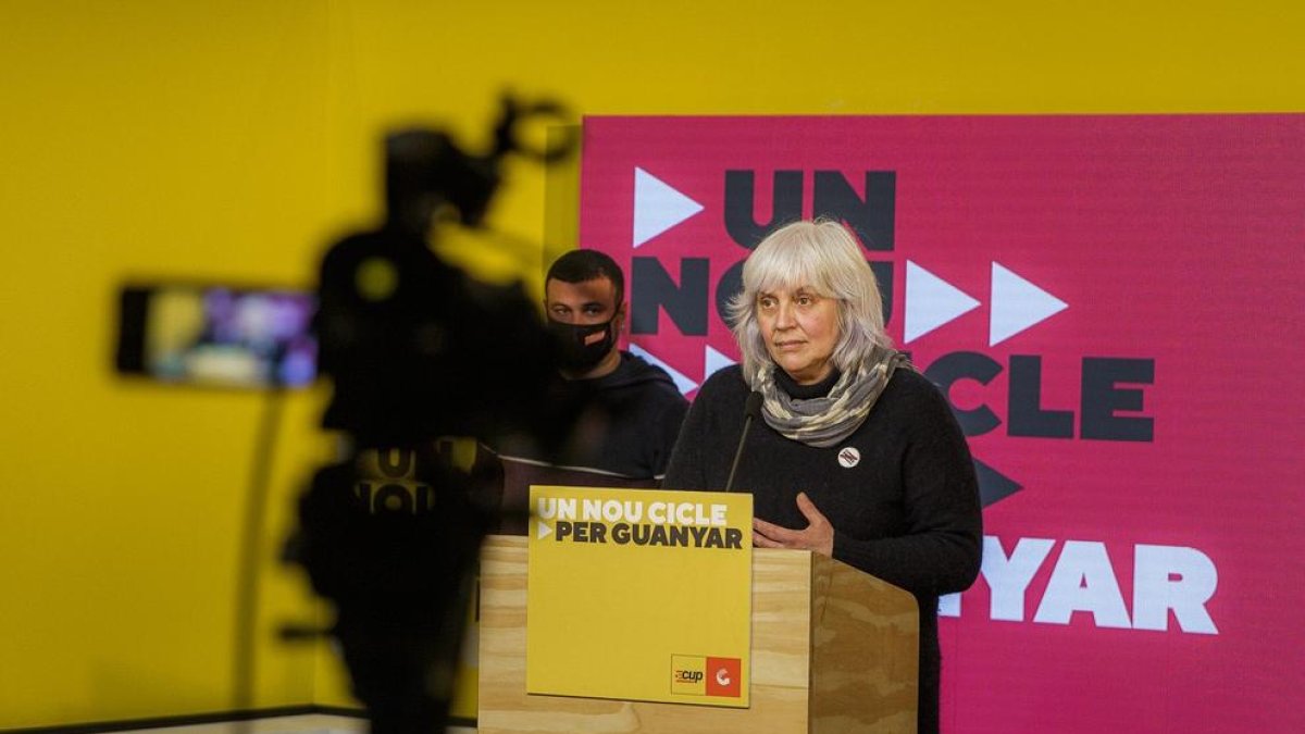 La candidata de la CUP, Dolors Sabater, anoche, valorando el resultado electoral.