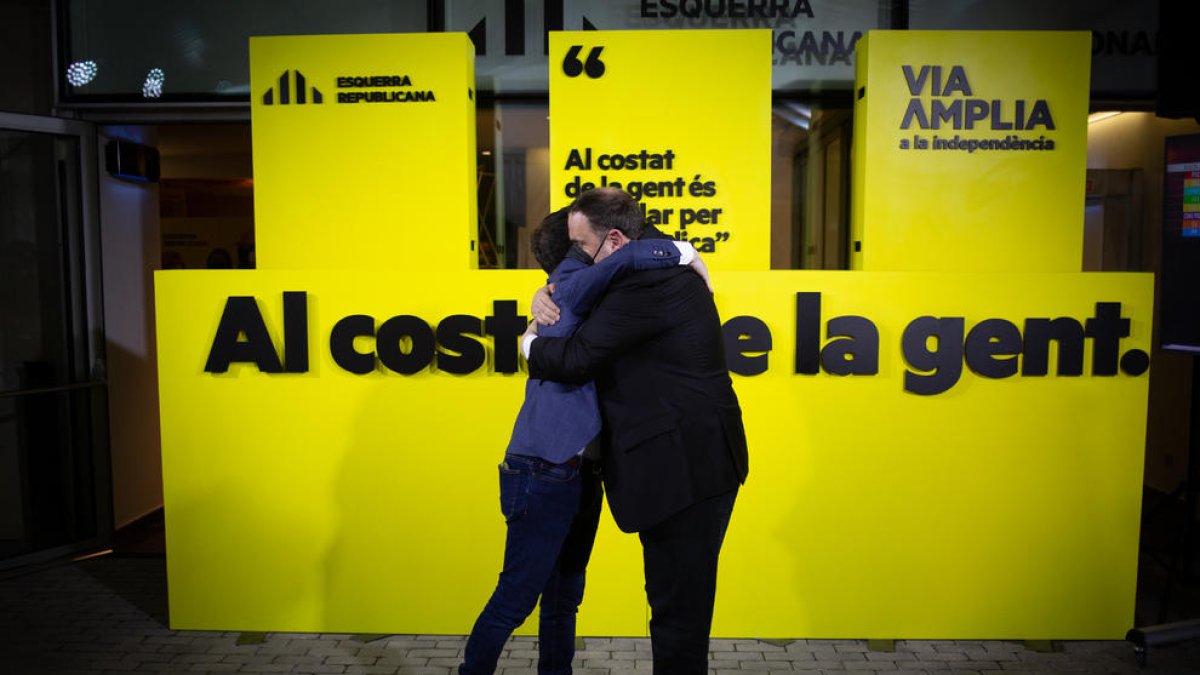 Aragonès y Junqueras, ayer, celebrando el resultado de ERC en las elecciones al Parlament.