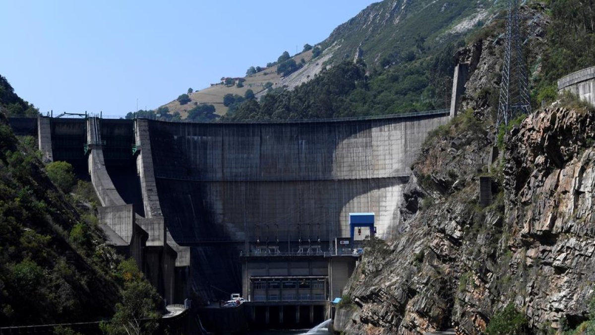 Vistes de la central hidroelèctrica de La Barca.