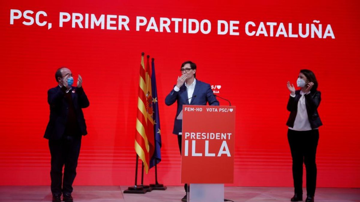 Salvador Illa va voler agrair el suport dels catalans i de l’equip socialista en una compareixença amb Iceta i Eva Granados.