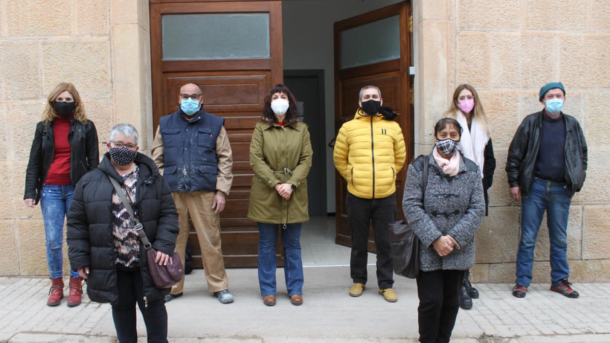 Empleados con la alcaldesa, Alba Pijuan, y el edil Xavier Rossell.