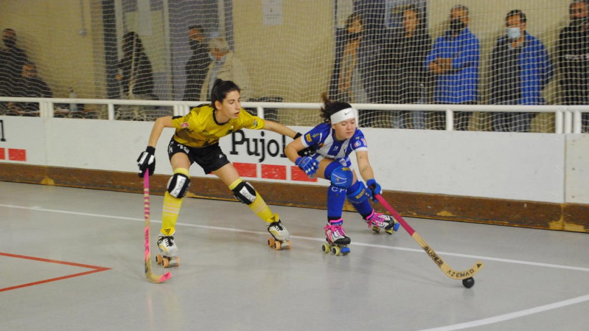 Maria Porta, autora d’un dels tres gols del Vila-sana, defensa la lleidatana Mar Franci.