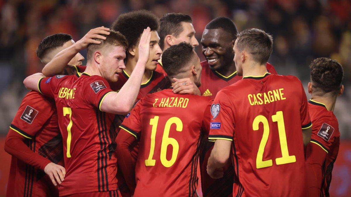 Los jugadores de la selección belga celebran el tercer tanto contra Estonia, obra de Hazard.