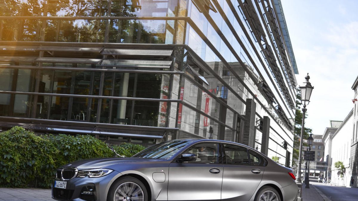 A partir del març del 2021, els clients podran elegir entre tres variants híbrides endollables en el BMW Sèrie 3 i fins a cinc en el BMW Sèrie 5.