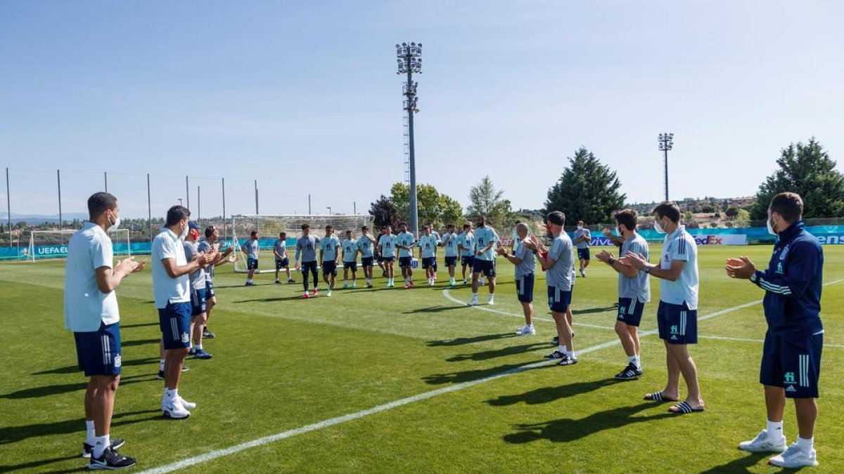 Els futbolistes de la selecció espanyola van fer un passadís per acomiadar la ‘bombolla paral·lela’.