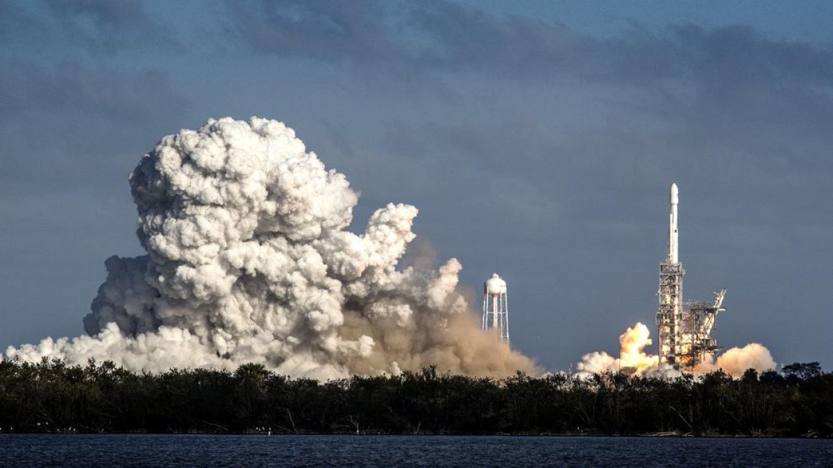 MIA06. TITUSVILLE (FL, EE.UU.), 06/02/2018.- Fotografía del cohete Falcon Heavy despegando hoy, martes 6 de febrero de 2018, desde Cabo Kennedy, en Florida (EE.UU.). El gigantesco cohete Falcon Heavy, de la empresa privada SpaceX, inició hoy desde el Centro Espacial John F. Kennedy en Cabo Cañaveral (Florida) su primer vuelo, que sitió en el espacio un automóvil eléctrico Tesla, y logró además el objetivo de recuperar sus tres impulsores.