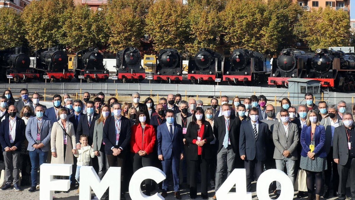 Foto de família de la Federació de Municipis de Catalunya, amb Miquel Pueyo just darrere d’Aragonès.