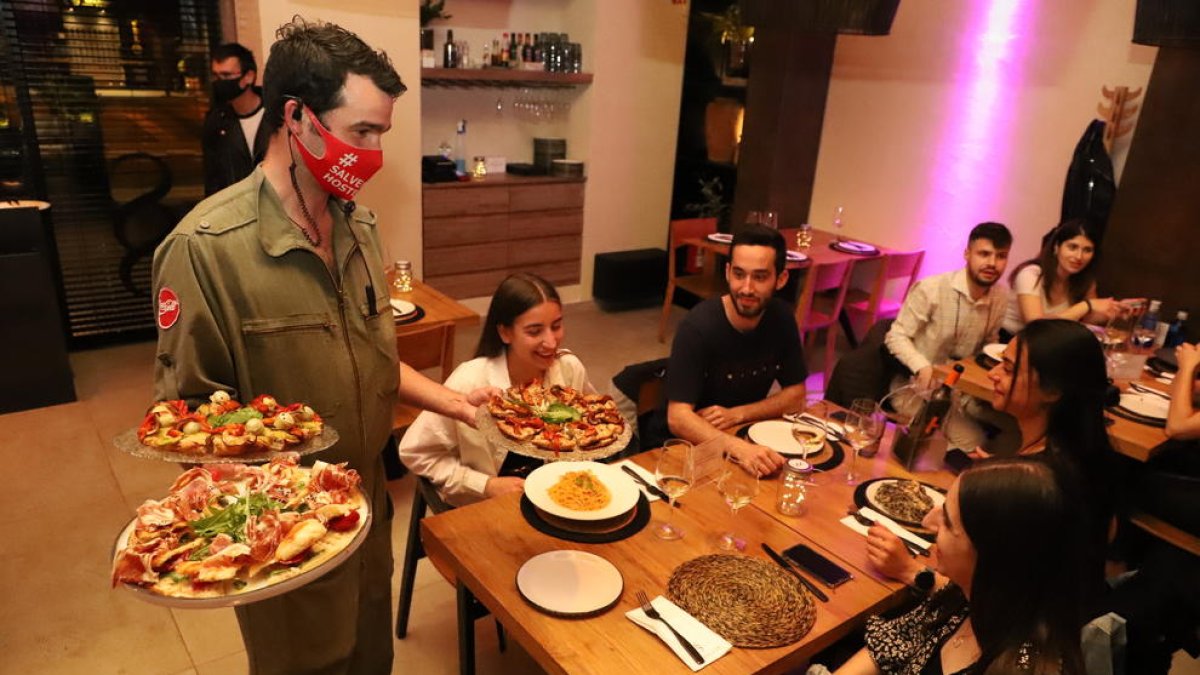 Un restaurante de Lleida el pasado domingo, el primer día en el que pudieron volver a servir cenas. 