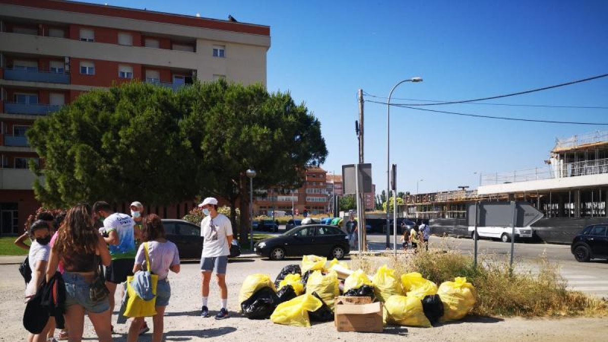 Voluntaris que van participar en l’activitat i la brossa recollida.