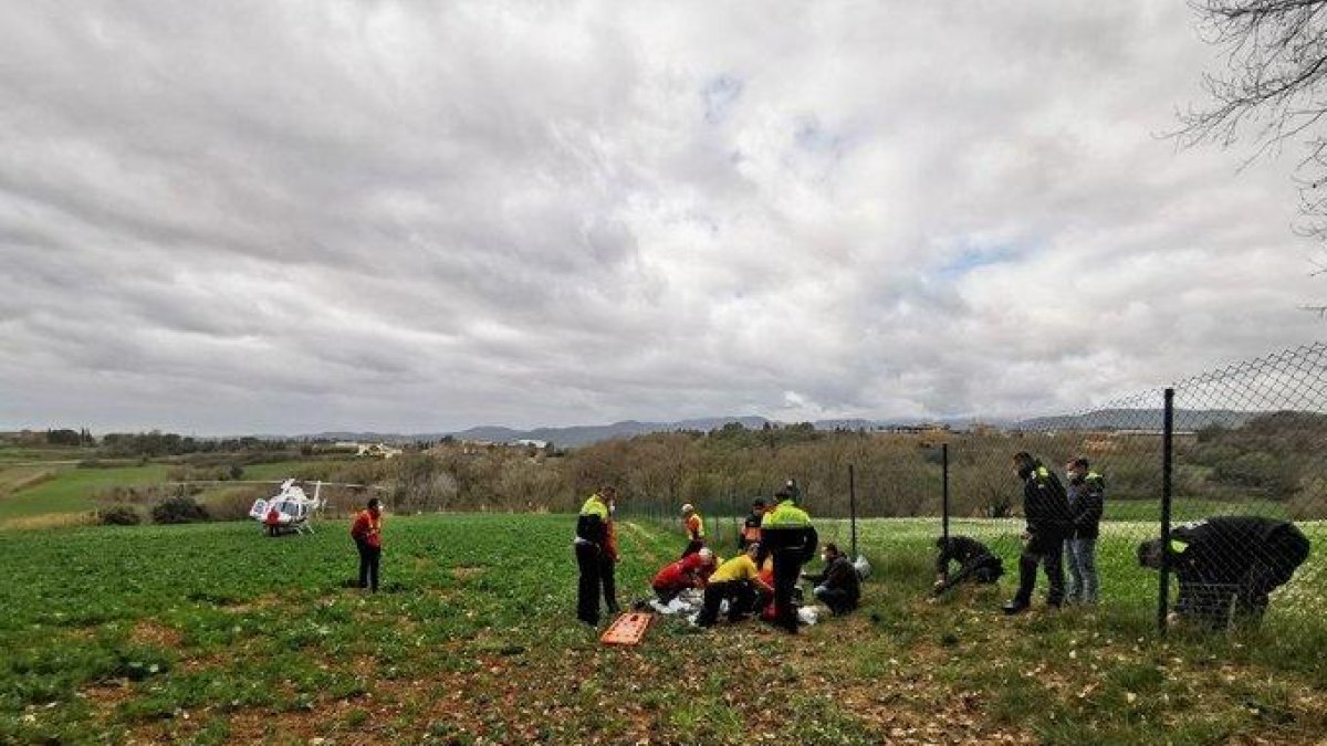 Els equips d'emergència atenen el desaparegut.