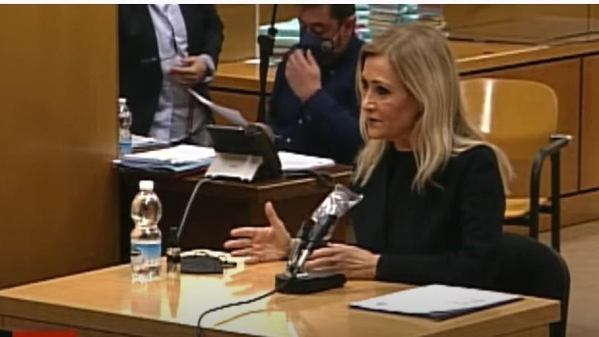 Cristina Cifuentes durant la intervenció en el judici que se celebra a l’Audiència de Madrid.