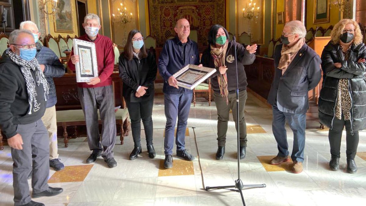 Los miembros de las Embajadas de las fiestas de Moros y Cristianos visitan la Paeria