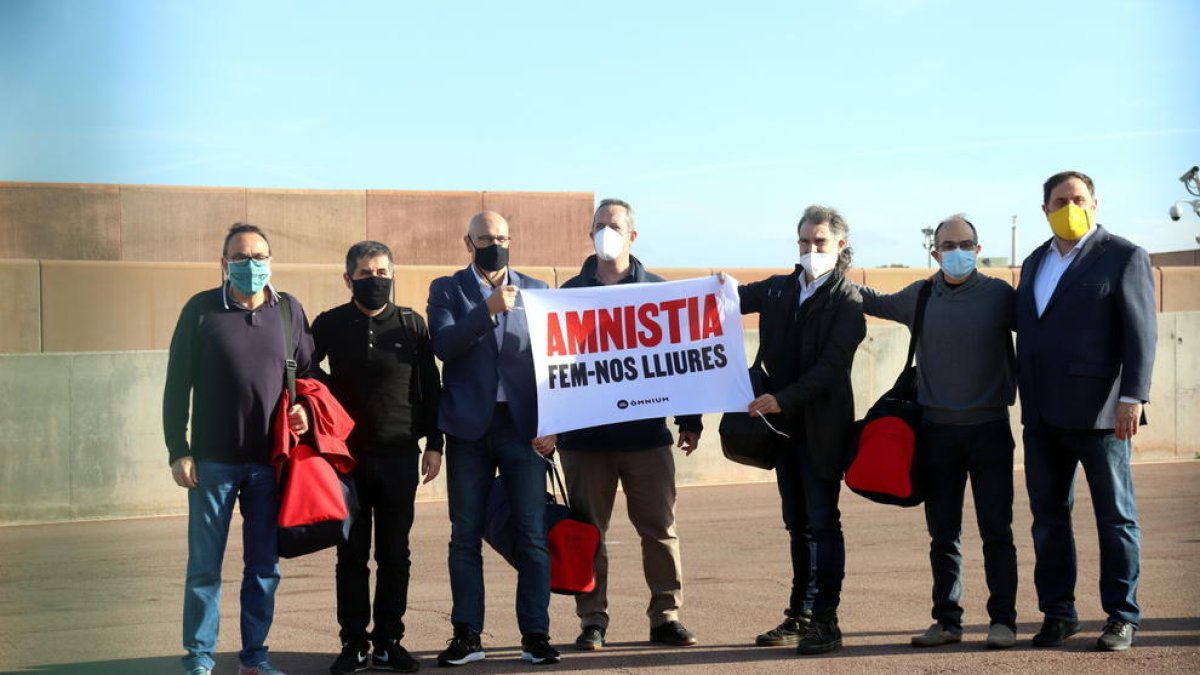 Els set presos de Lledoners despleguen una pancarta a favor de l'amnistia just després de sortir de la presó amb el tercer grau