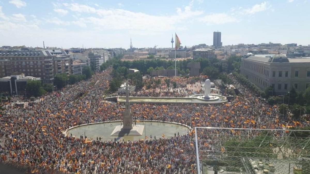 Multitudinària manifestació a Colón contra els indults i un Govern 