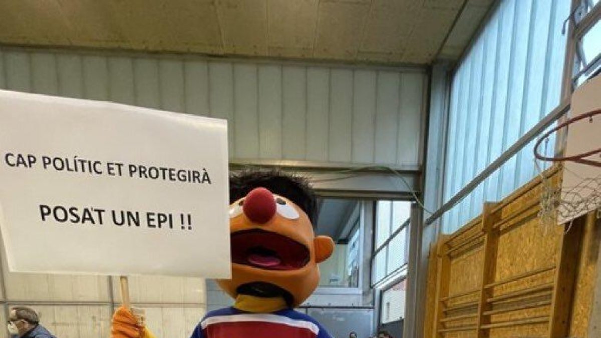 El personaje de Barrio Sésamo, Epi, también vota: «Ningún político te protegerá. Ponte un EPI»