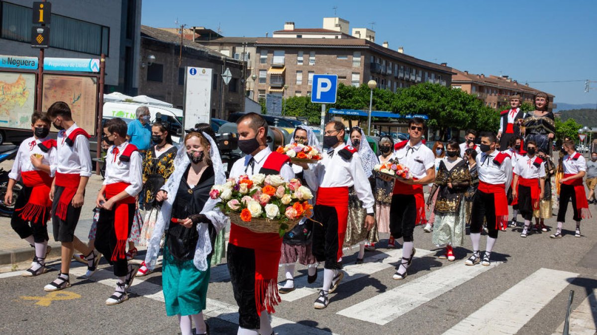 Decenas de vecinos de Ponts participaron ayer en una Festa del Roser adaptada a la pandemia. 