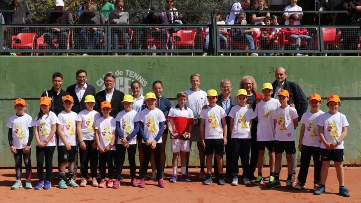 Ceremonia de entrega de trofeos de la edición del torneo de Semana Santa-Albert Costa disputado en 2019.
