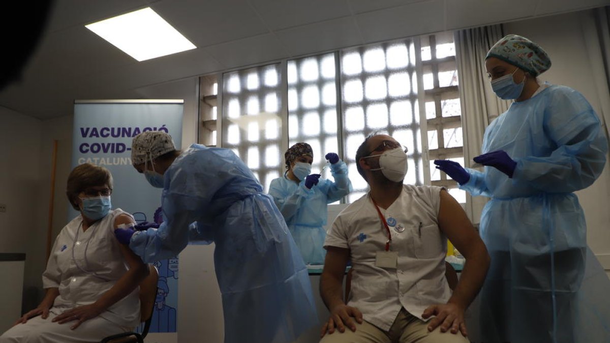 Imatge de sanitaris del CAP de Balàfia i Pardinyes sent vacunats fa una setmana.