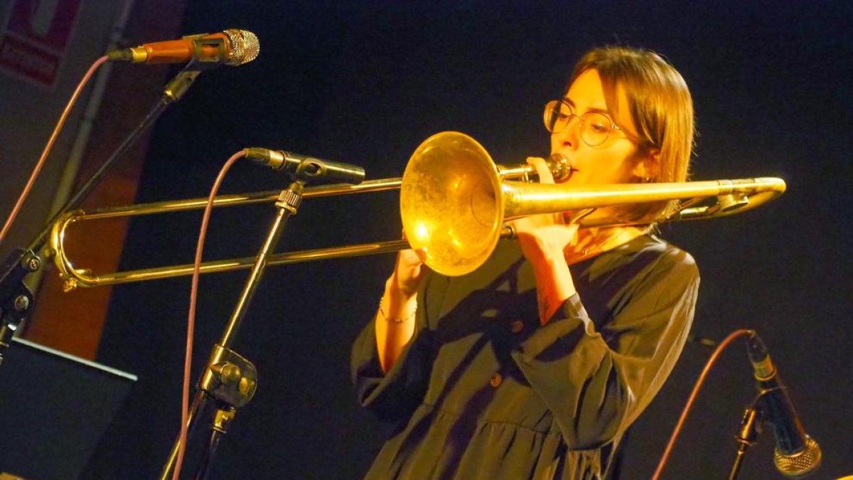 La trombonista i cantant Joana Cebolla, diumenge en el concert que va oferir al Cafè del Teatre.