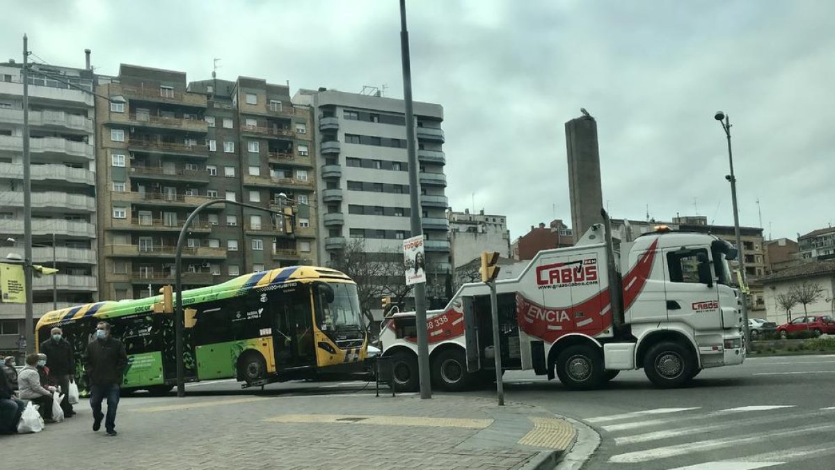Un autobús urbano de Lleida, remolcado tras sufrir una avería