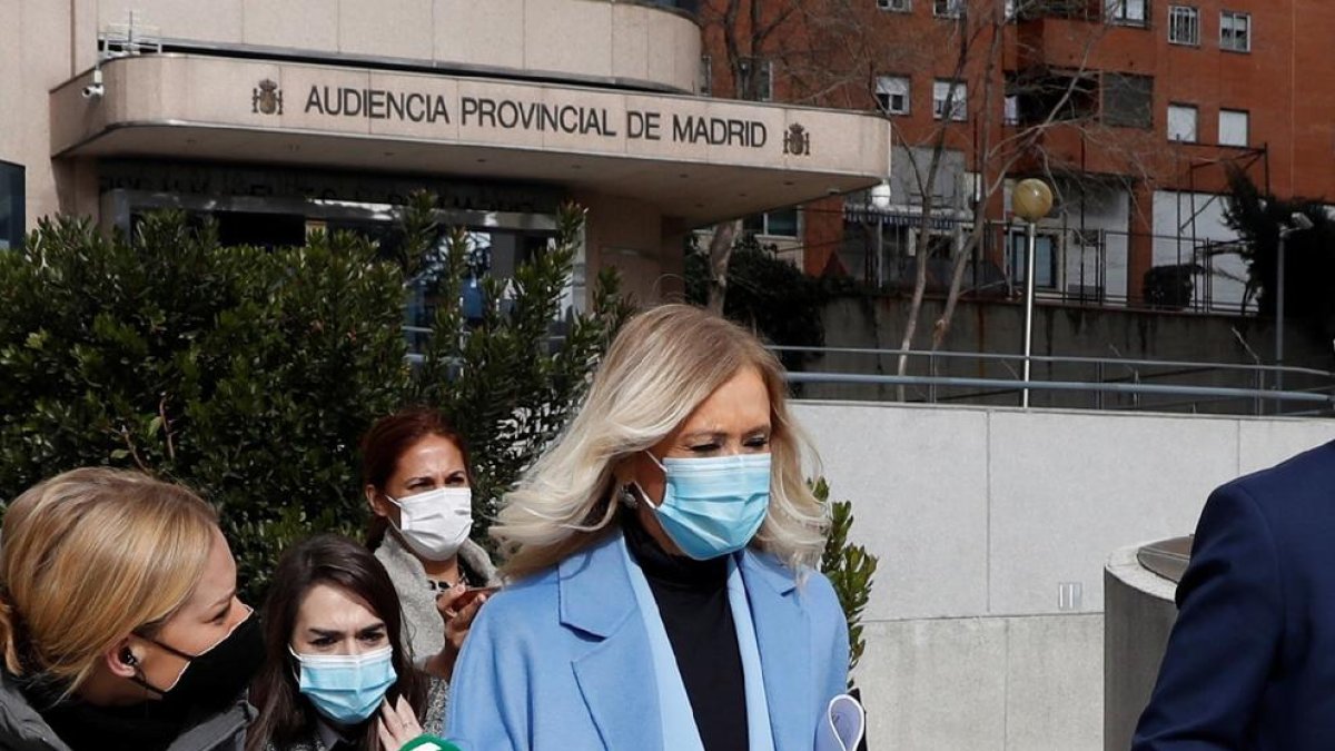 Cristina Cifuentes ahir a la sortida de l’Audiència de Madrid al conèixer la sentència del ‘cas Màster’.