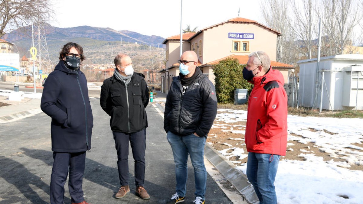 Font (izq) y el alcalde de La Pobla, Marc Baró (seg. derecha), ayer.