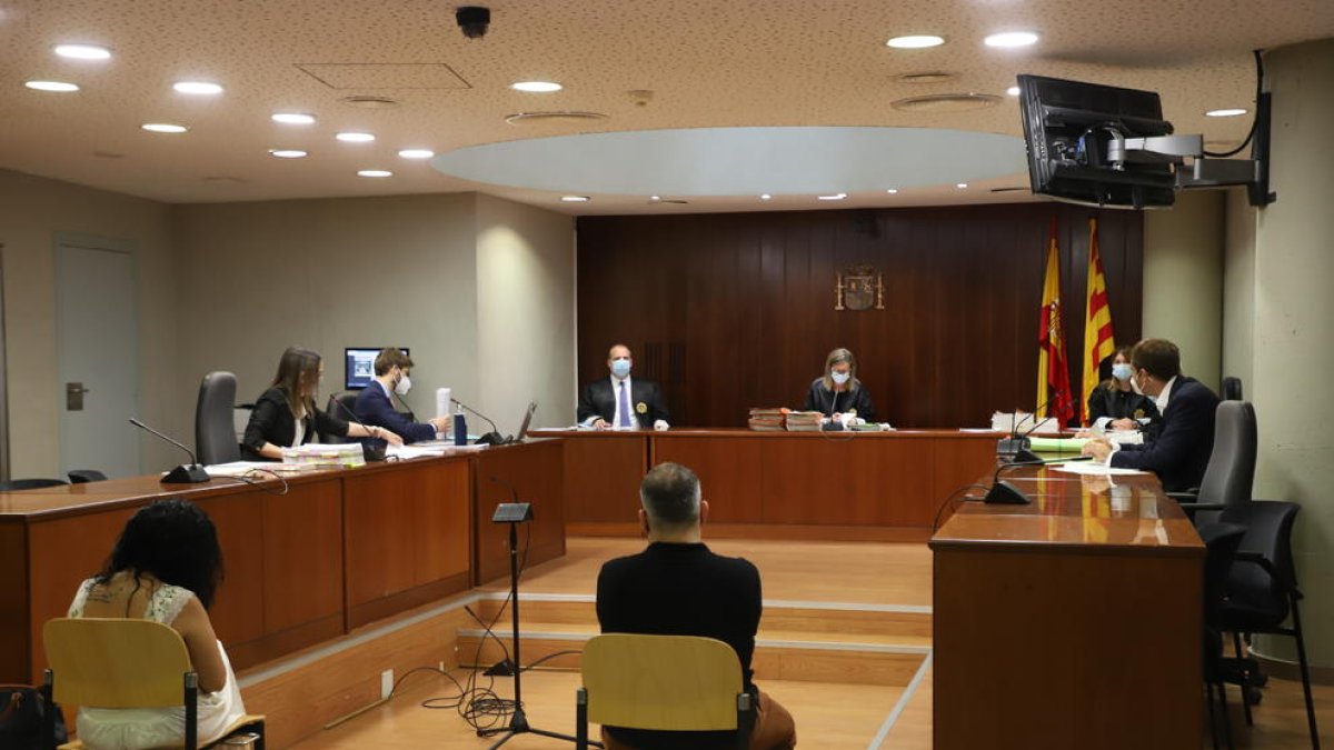 La pareja acusada durante la vista celebrada ayer en la Audiencia de Lleida. 