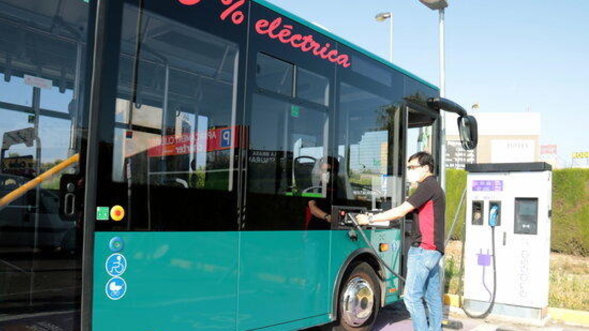 El conductor de l'autobús, carregant-lo a Torrefarrera.