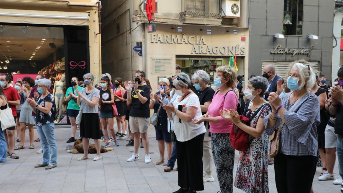 Concentración ayer convocada por Dones Lleida para condenar la violencia machista en la plaza Paeria. 
