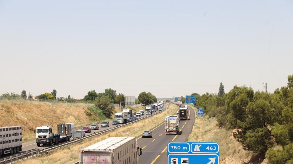 Las retenciones que se registraron ayer en la autovía A-2 en dirección Barcelona debido a las obras para reparar el firme de la carretera. 