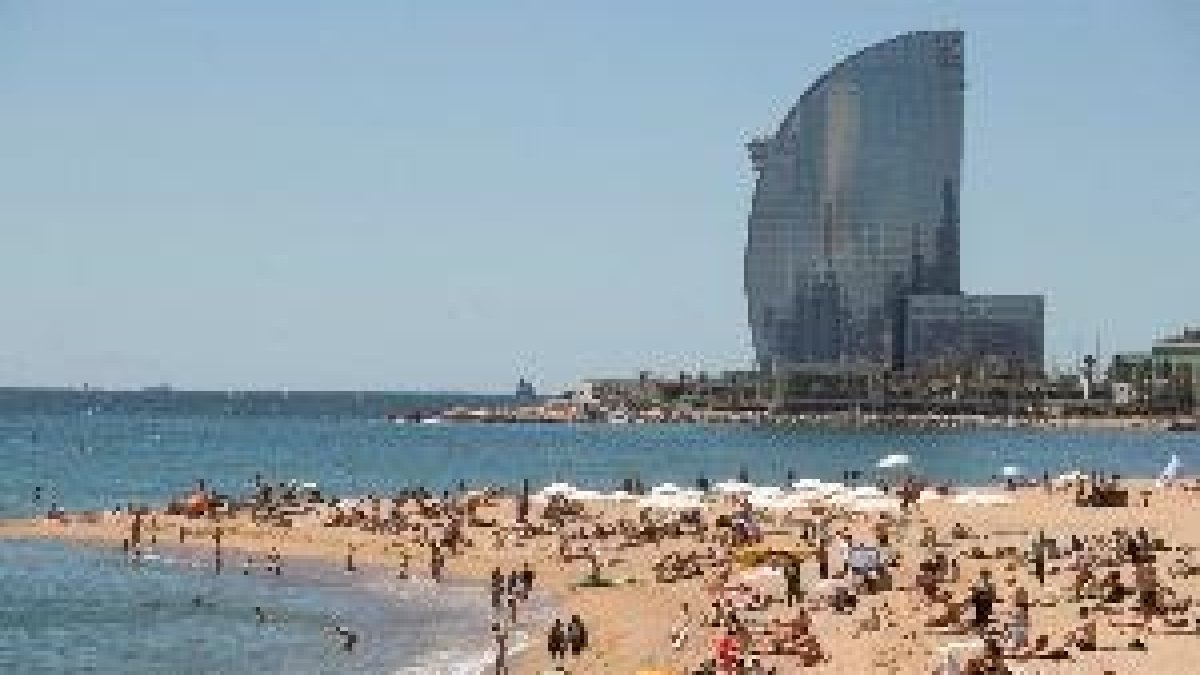 Barcelona vol prohibir el tabac a les platges i començarà aquest estiu en quatre d'elles