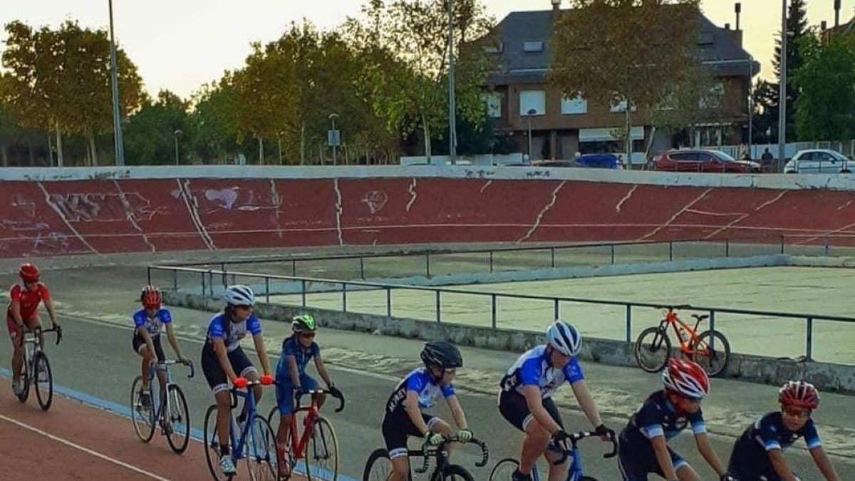 Ciclistes del CC Terres de Lleida durant un entrenament recent al velòdrom.