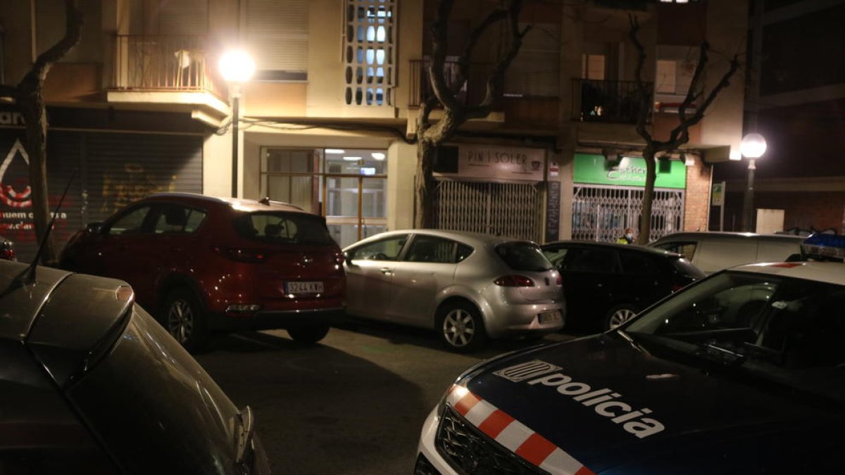 Un coche de policía delante del portal del bloque donde ha aparecido muerta una mujer de edad avanzada con signos de violencia.