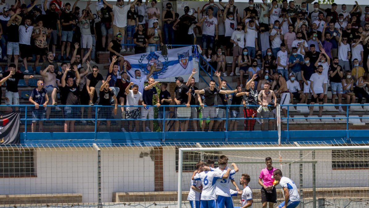 Jugadores del Mollerussa celebran ante sus aficionados uno de los goles que marcaron el domingo.