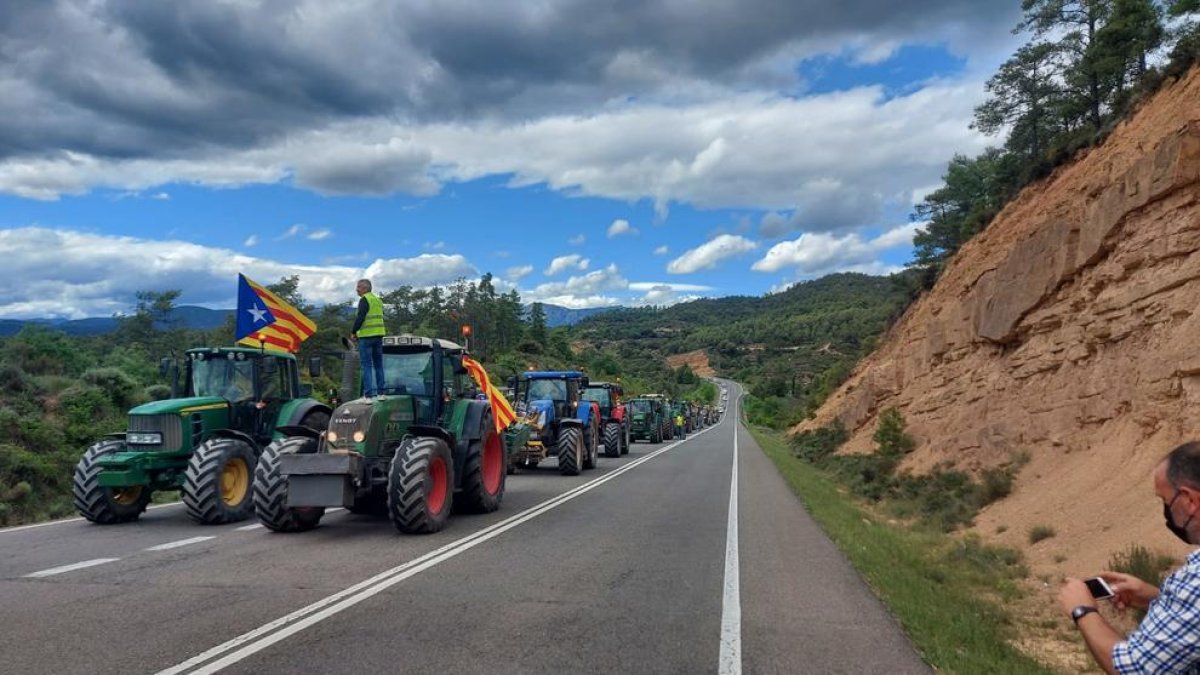 Marcha lenta entre Bassella y Ponts para denunciar el cierre del helipuerto contra incendios de Tiurana